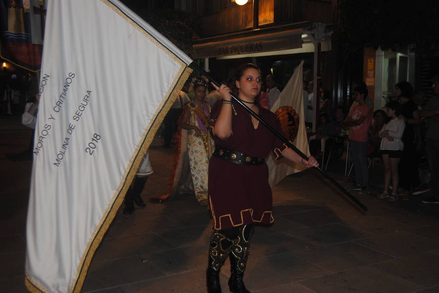 Cerca de 300 personas participaron ayer en el primer desfile en la historia de la nueva Federación de Moros y Cristianos